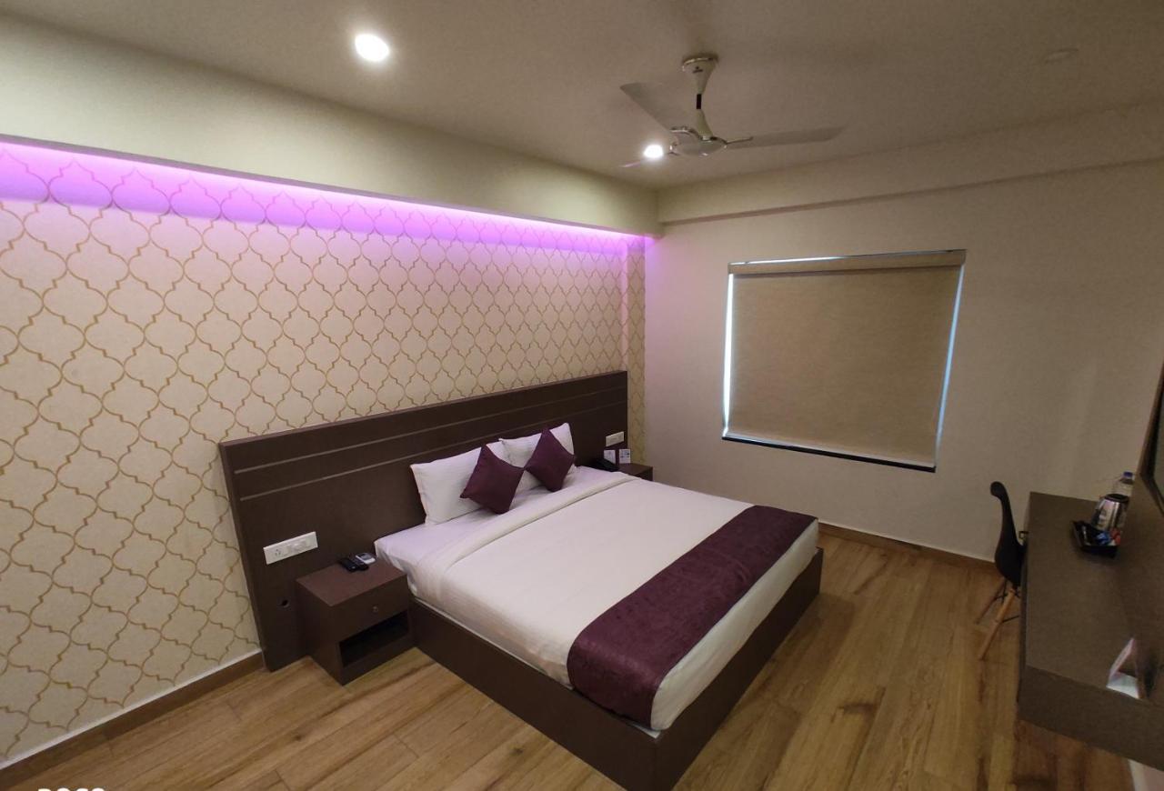 Hotel Lavender Infopark Kochi Exterior foto